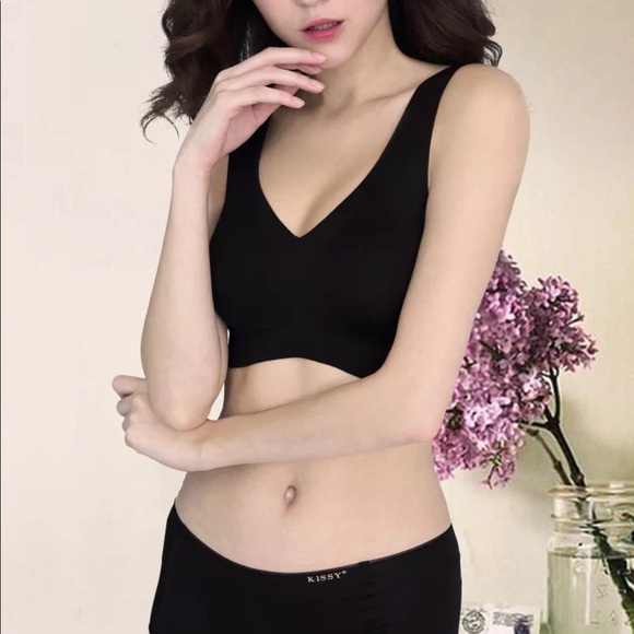 Comfy wireless and seamless bra and panty set. - Picture 4 of 11